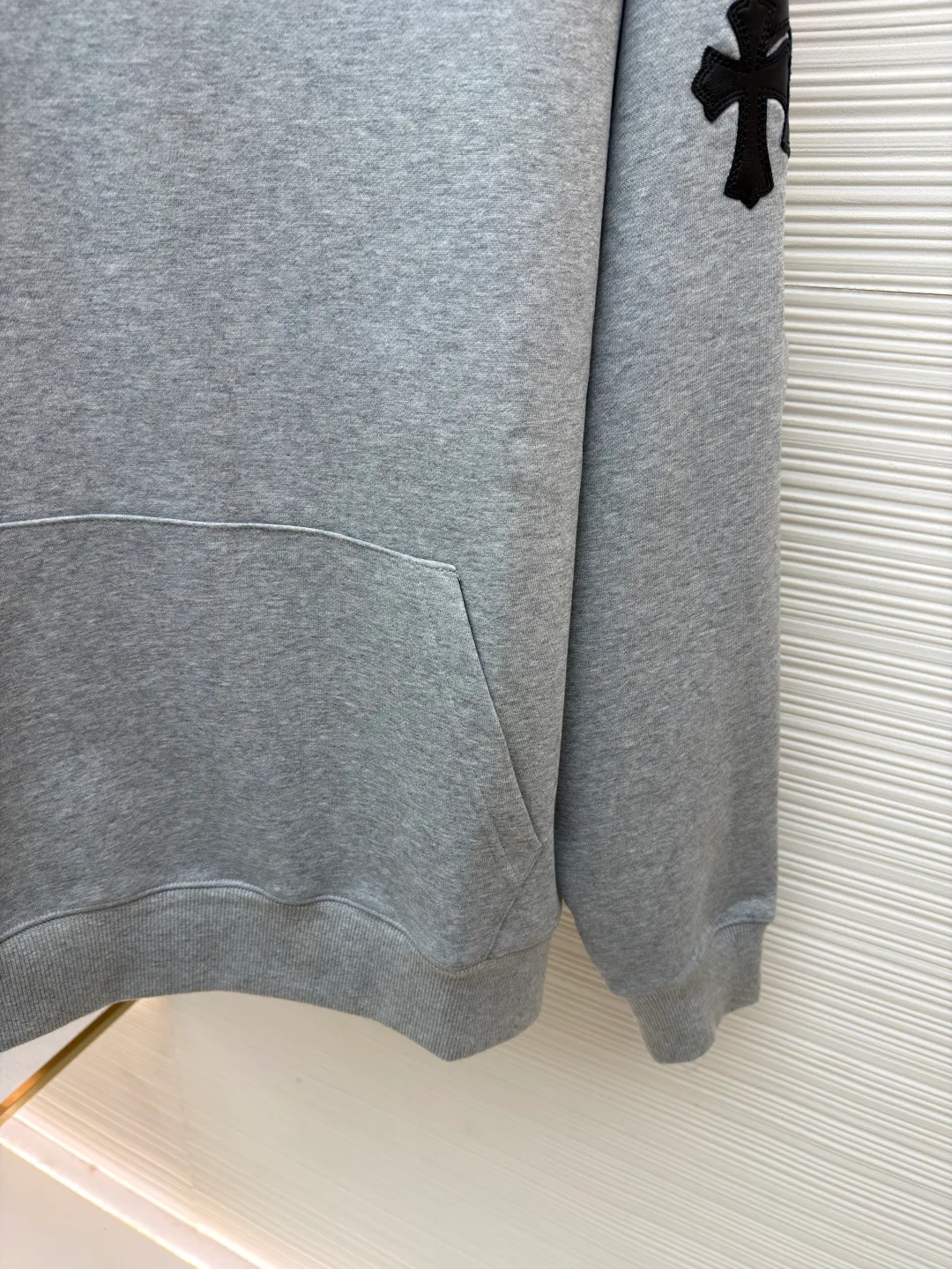 Chrome Hearts Vic custom-made leather sweatshirt ●Original version: Purchased and developed for 16999 ●Item number: 1681824-A75 ●Fabric: 100% cotton fleece fabric ●Technology: aged and oxidized ●Color: gray ●Type: loose version ●Weight: about 790g ●Size: S-M-L ●Description: The fabric is made of fleece 440g 100% cotton fleece material knitted back arm The skin is cut and cut using genuine sheepskin film, and the mold opening hardware is aged and oxidized. The overall wiring is straight and delicate, the fabric is comfortable and soft, and the color is consistent without color difference. It can be matched with the same style to create a fashionable look and control various occasions. Customized accessories, complete with three standards, same style for men and women!